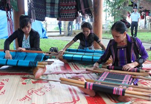 Nghề dệt Zèng ở A Lưới, Thừa Thiên Huế là di sản phi vật thể cấp quốc gia. (12/01/2017)